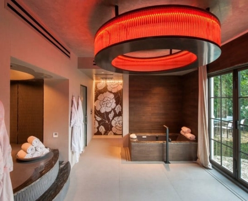 knalliges Badezimmer mit ungewöhnlicher Lampe