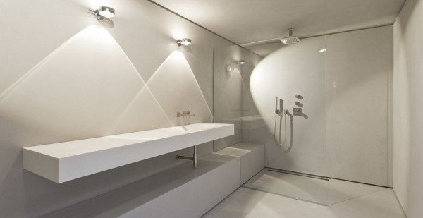 längliches, minimalistisches Badezimmer