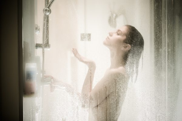 Heiße Brünette Macht Eine Dusche Für Ihr Körper