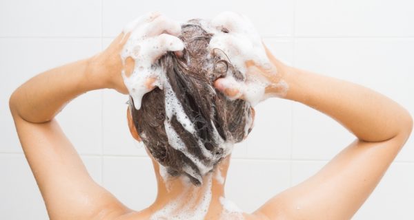 Frau wäscht ihre Haare