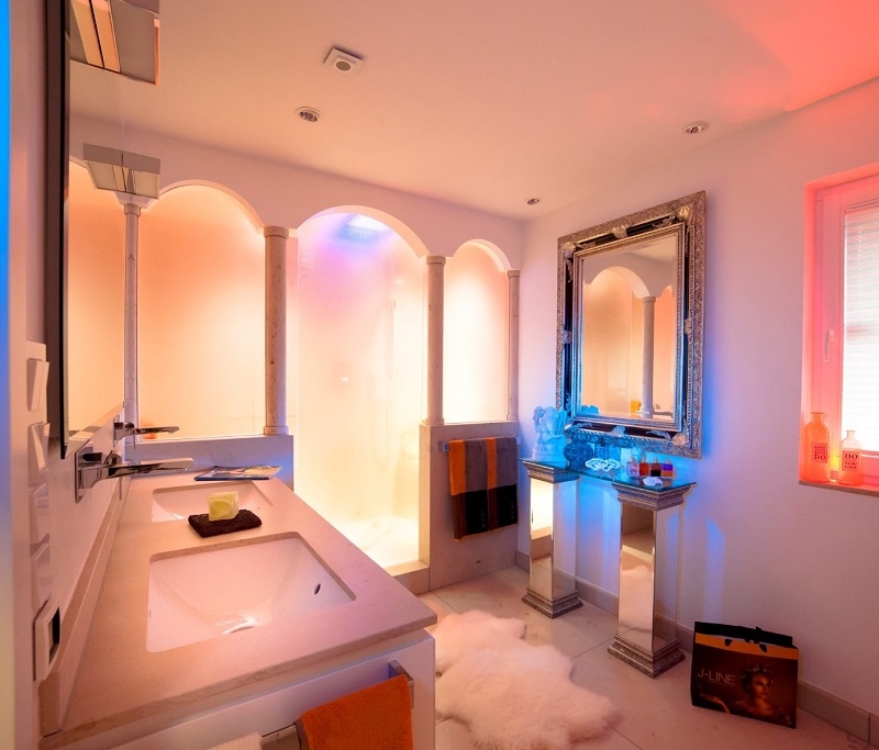 orientalisch anmutendes Badezimmer in warmen Farben