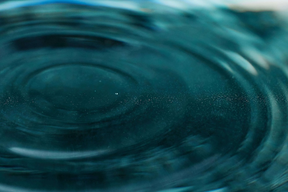 Fließendes Wasser in petrol