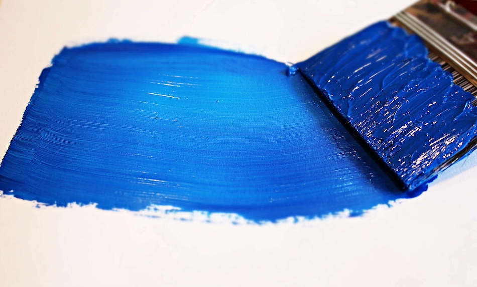 Pinsel mit blauer Farbe