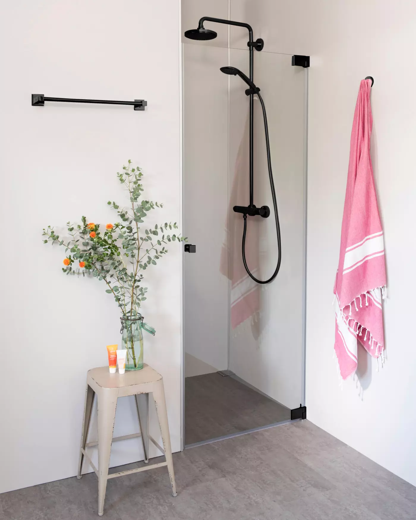 Nischendusche mit Pendeltür an Wand
