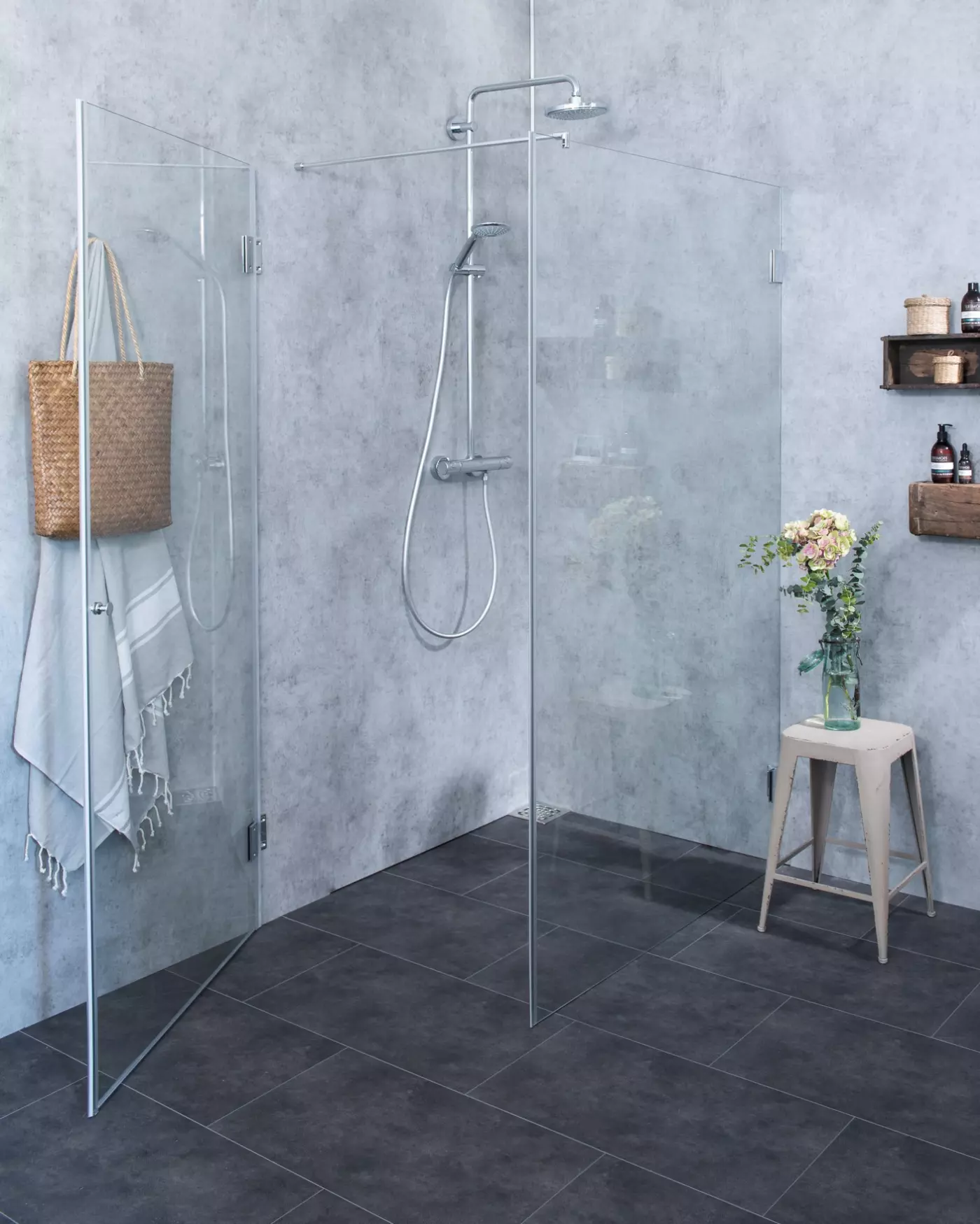 Große Eckdusche mit Festwand & Tür an Wand