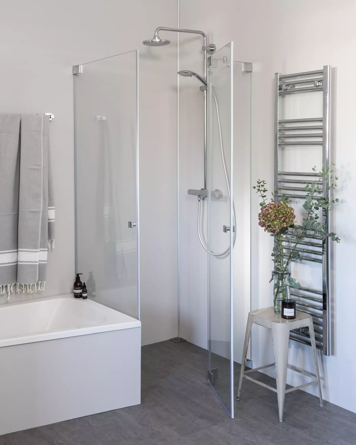 Eck Duschkabine neben Badewanne mit zwei Pendeltüren