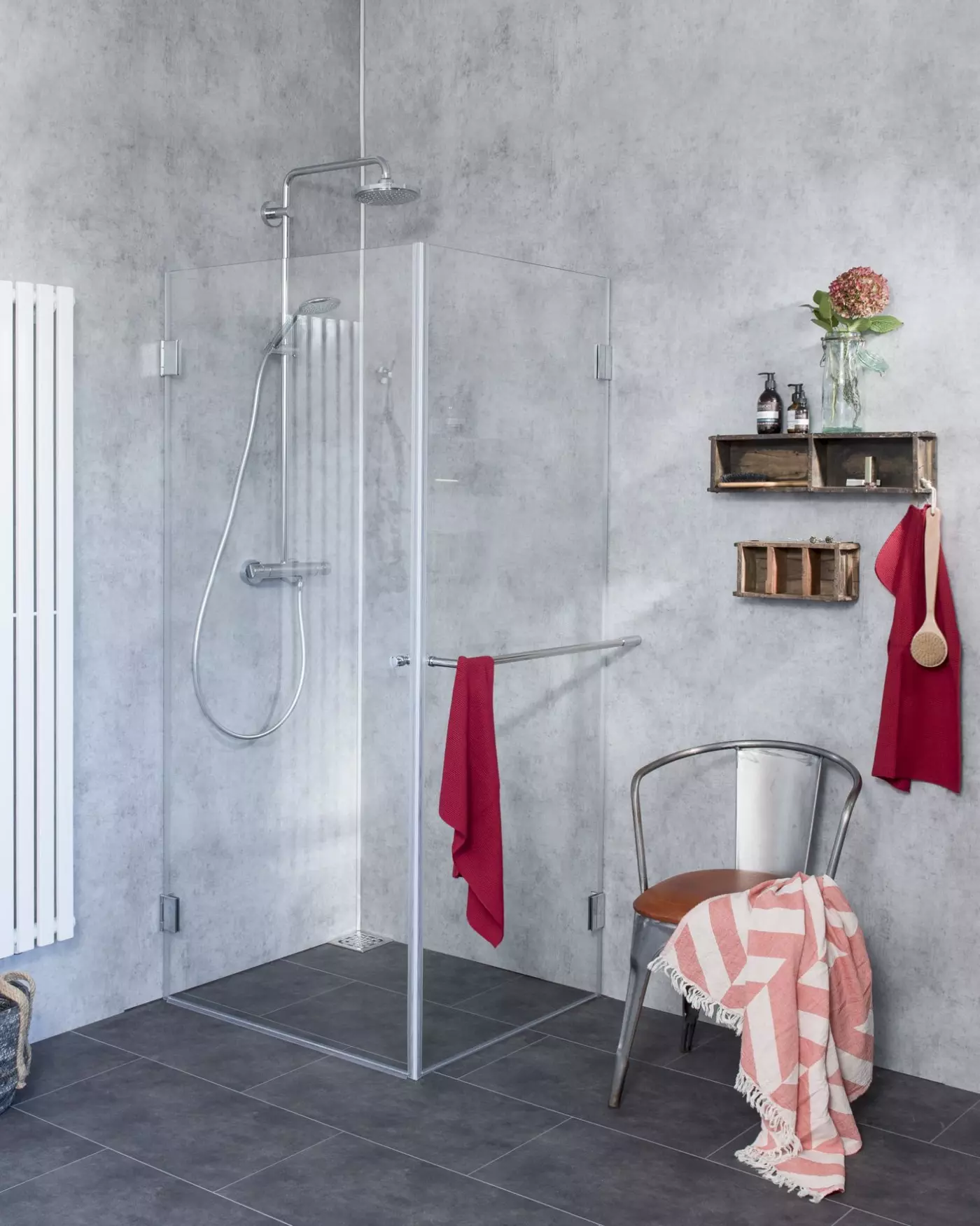Bündige Eck-Duschkabine mit Festwand und Tür an Wand