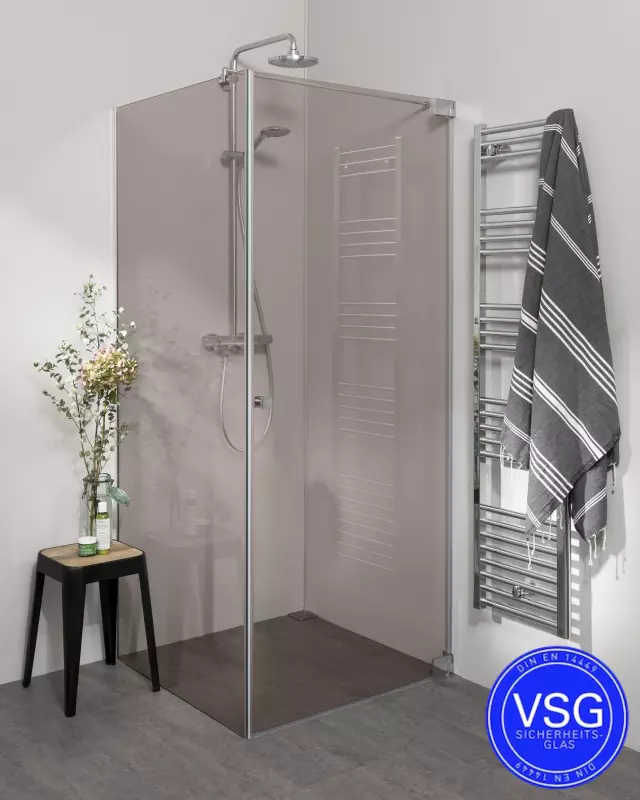 Teilgerahmte VSG Eckdusche nach Maß mit Pendeltür an Wand und Festwand