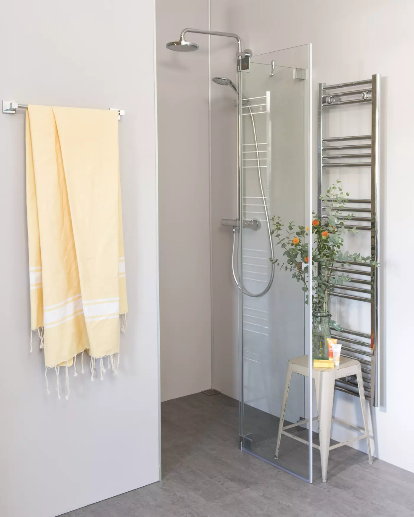 Nischendusche mit Pendeltür