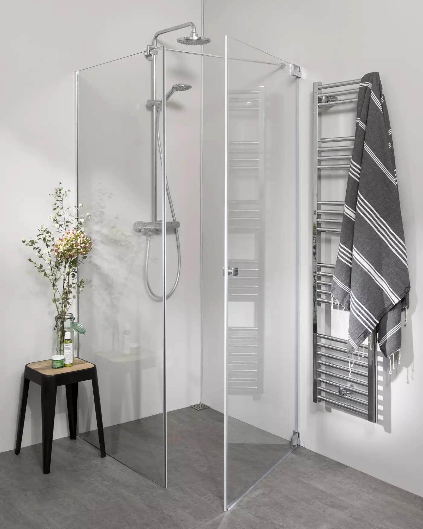 Teilgerahmte Eckdusche mit Pendeltür an Wand und Festwand, Sondermaße