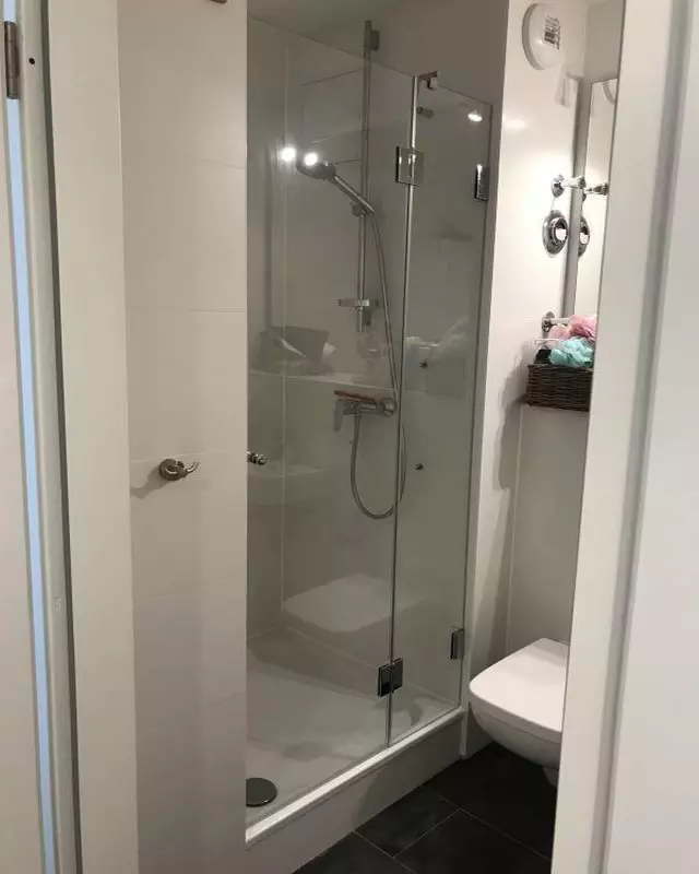 Nischendusche auf Maß M2N aus Glas auf Duschwanne in weiß gefliestem Badezimmer