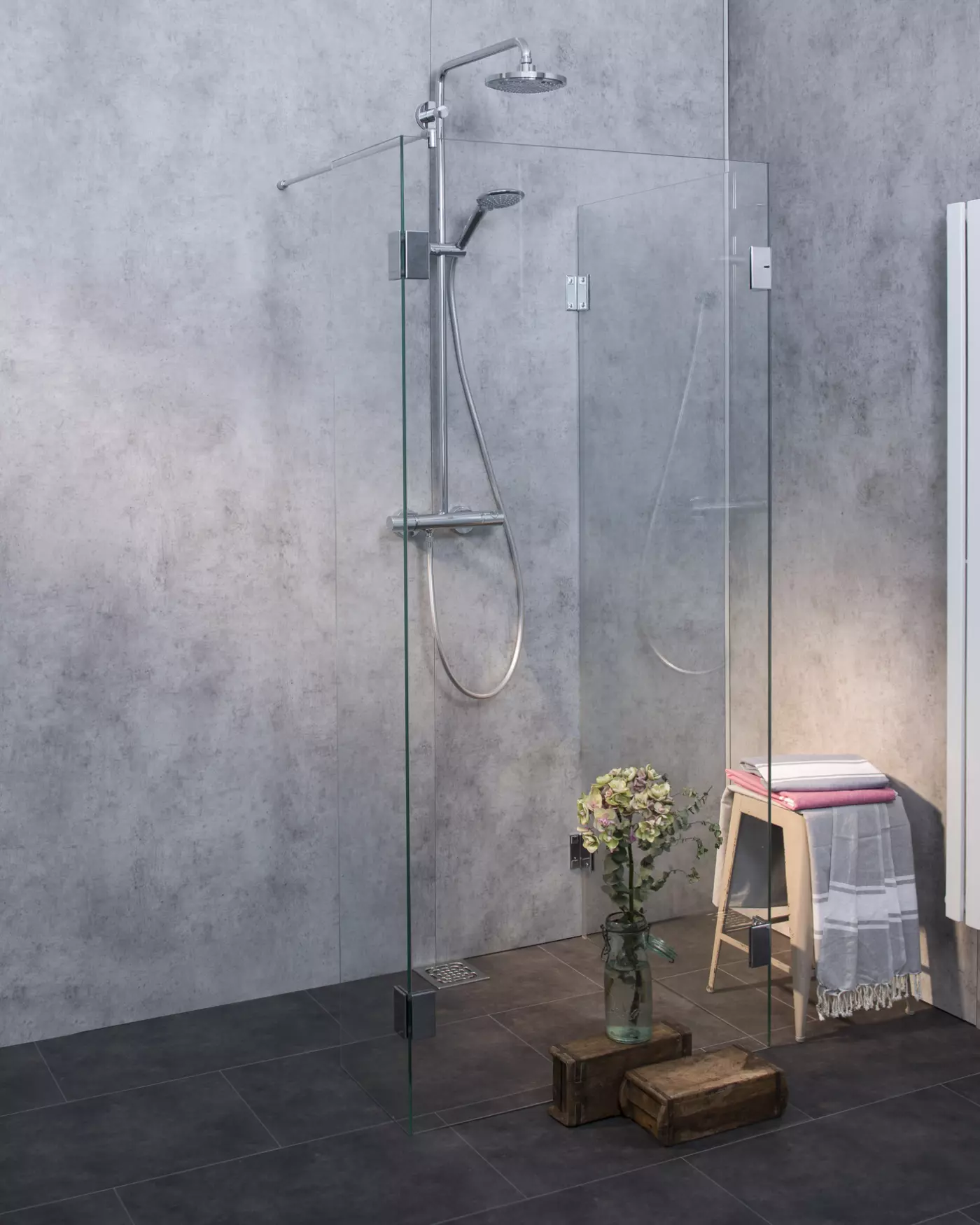 Bündige Walk-in Dusche mit 3 Seiten