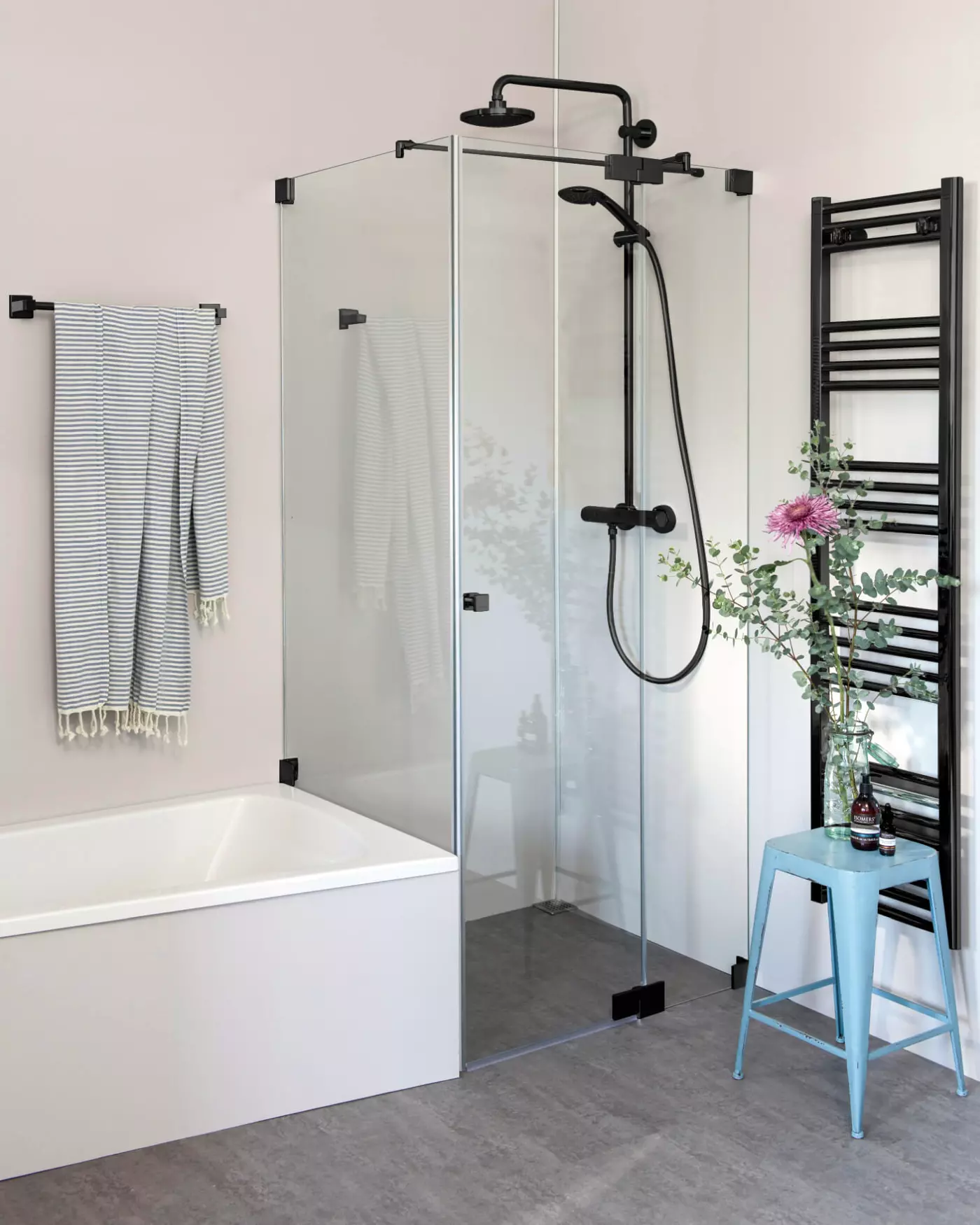 Eck Duschkabine mit verkürzter Seitenwand neben Badewanne und Pendeltür
