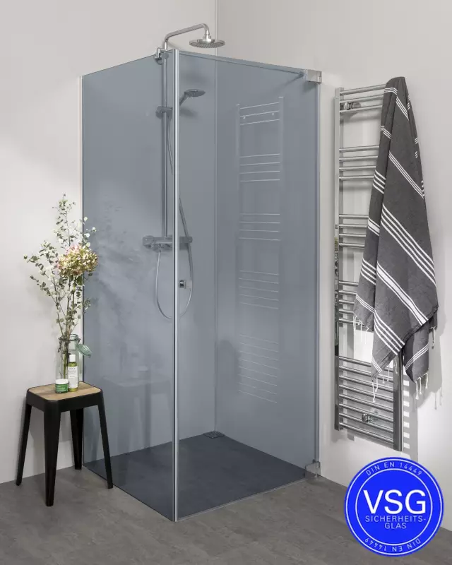 Teilgerahmte VSG Eckdusche nach Maß mit Pendeltür an Wand und Festwand