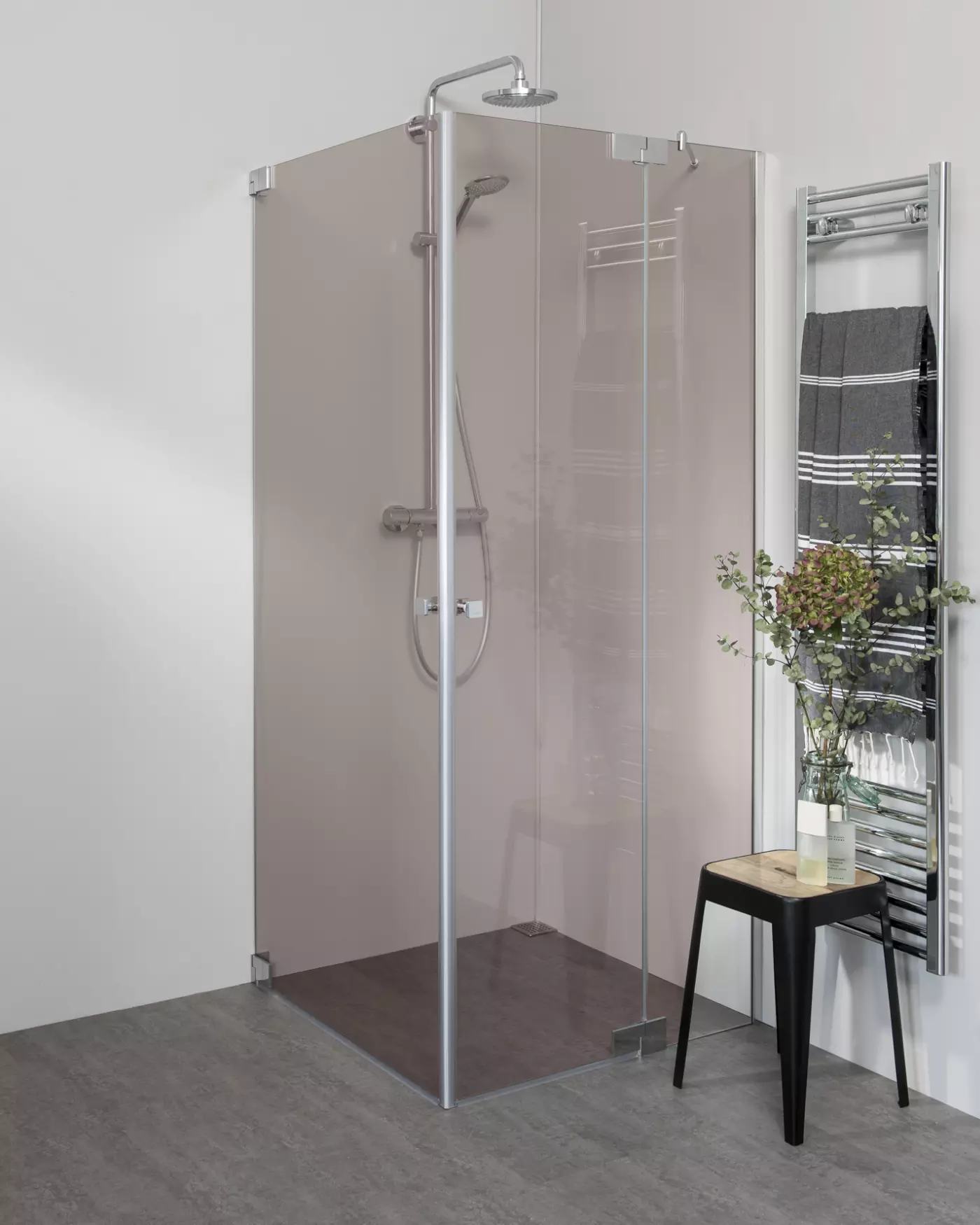 Teilgerahmte Eckdusche mit Pendeltür an Wand & Pendeltür an Festteil nach Maß