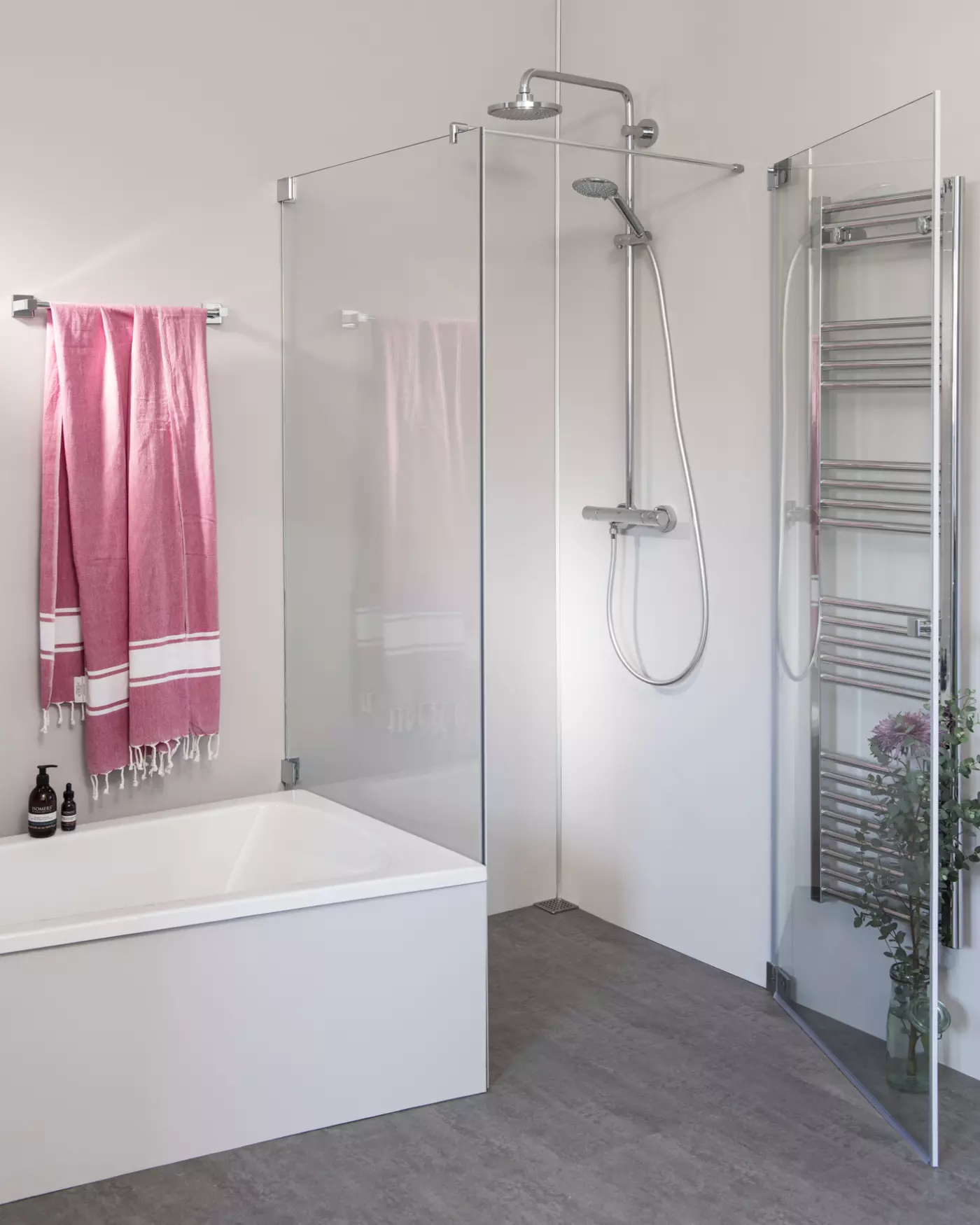 Eck Duschkabine mit verkürzter Festwand neben Badewanne und Pendeltür an Wand