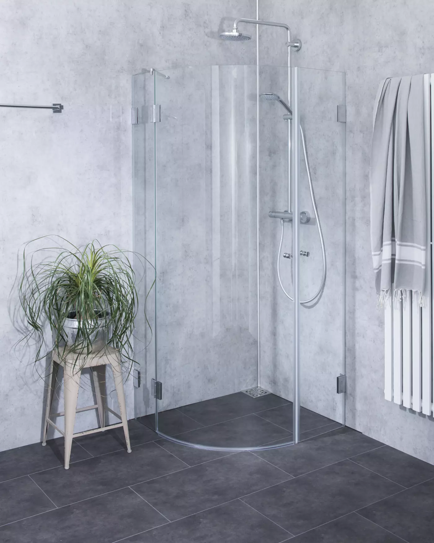 Viertelkreis-Dusche mit Innentür und Tür an Festteil
