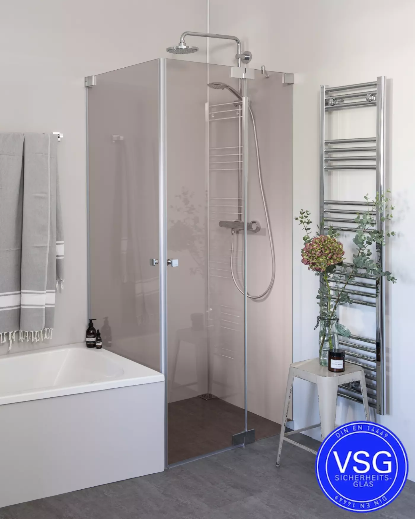 VSG Eck Duschkabine neben Badewanne mit 2 Pendeltüren nach Maß