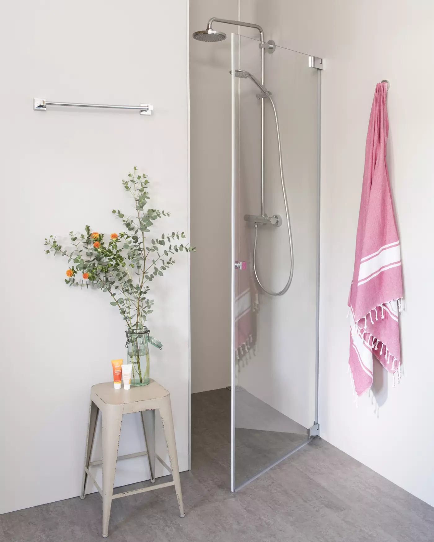 Nischendusche mit Pendeltür an Wand