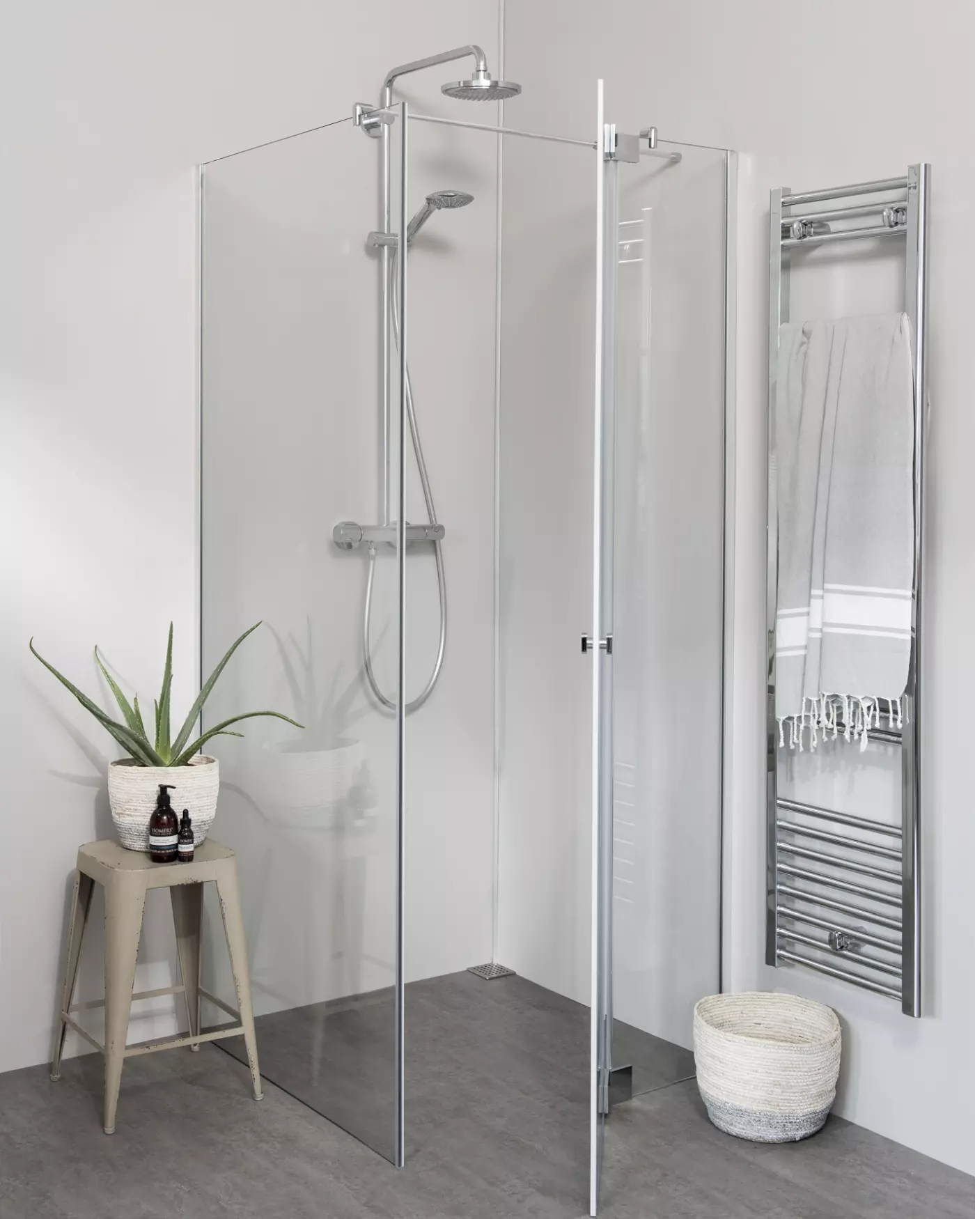 Teilgerahmte Eckdusche mit Pendeltür und Festwand, Sondermaße