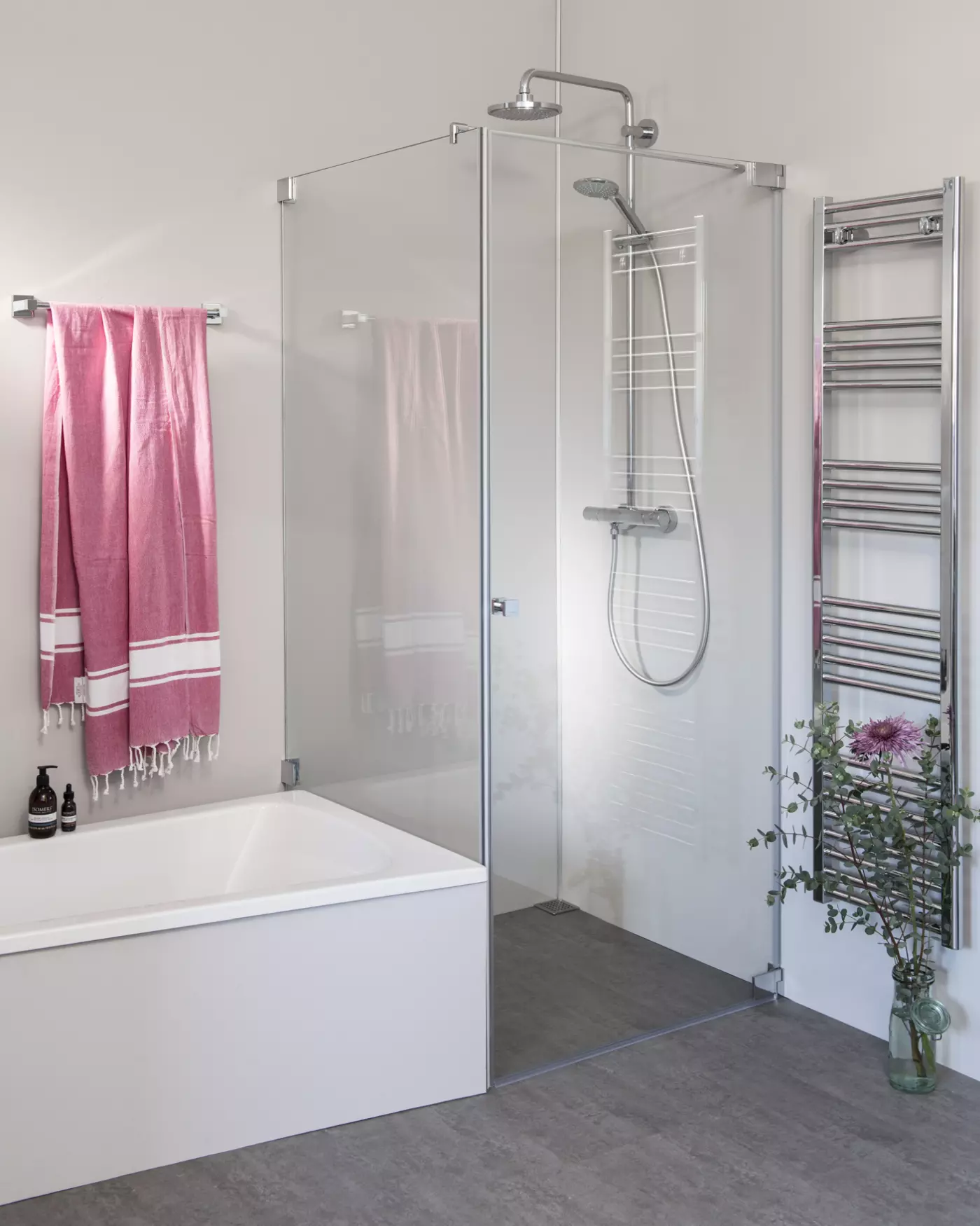 Eck Duschkabine mit verkürzter Festwand neben Badewanne und Pendeltür an Wand