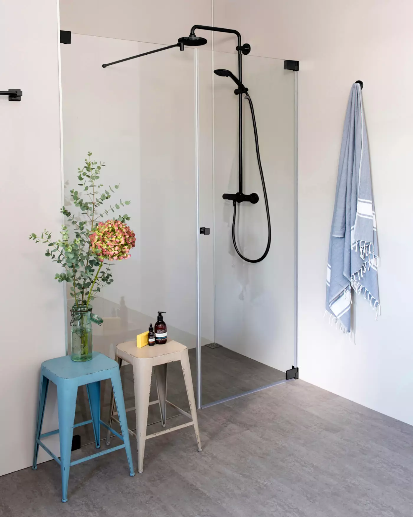Nischendusche mit Pendeltür an Wand & Festwand, Sondermaße