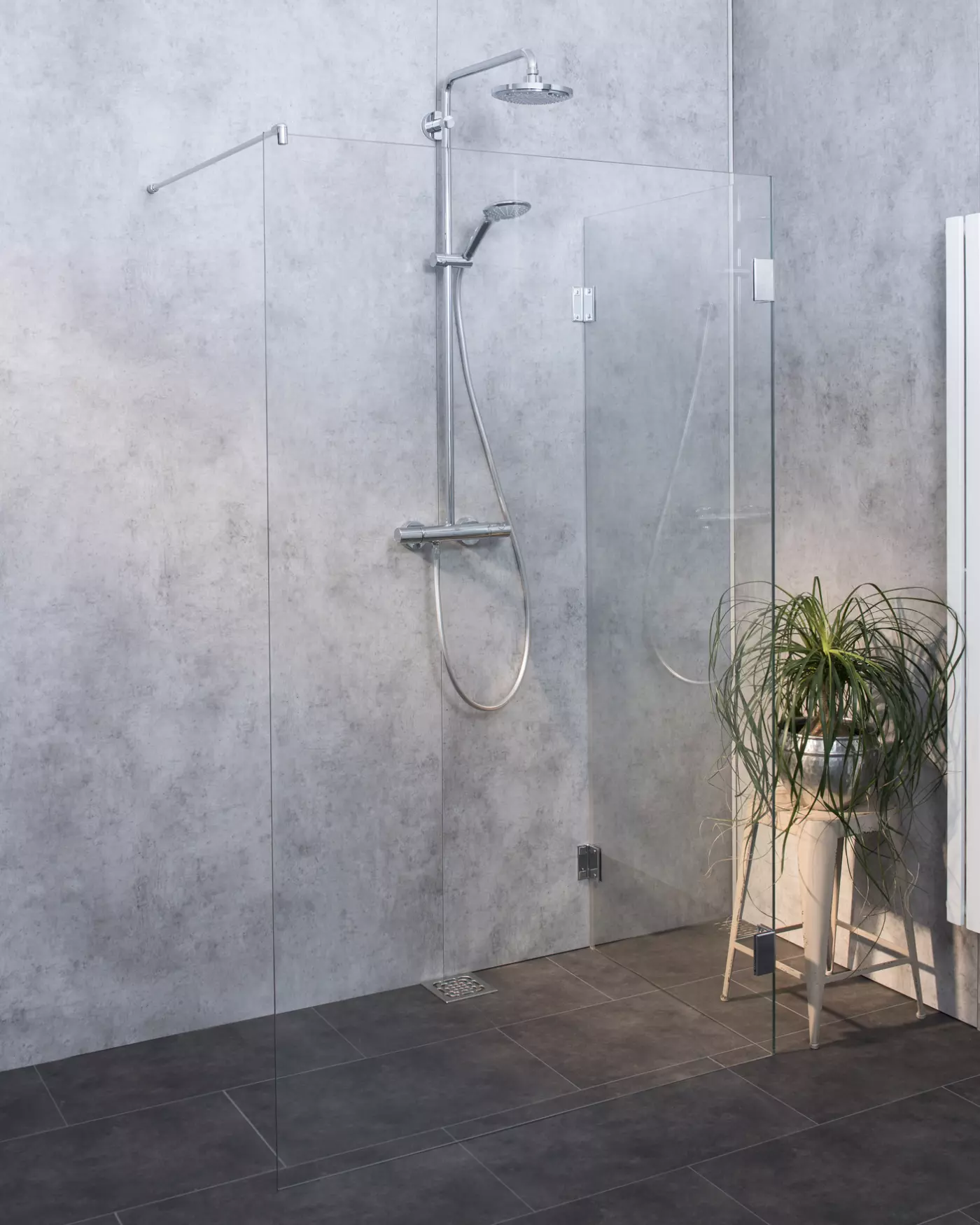 Walk-in Dusche mit zwei Glaswänden über Eck