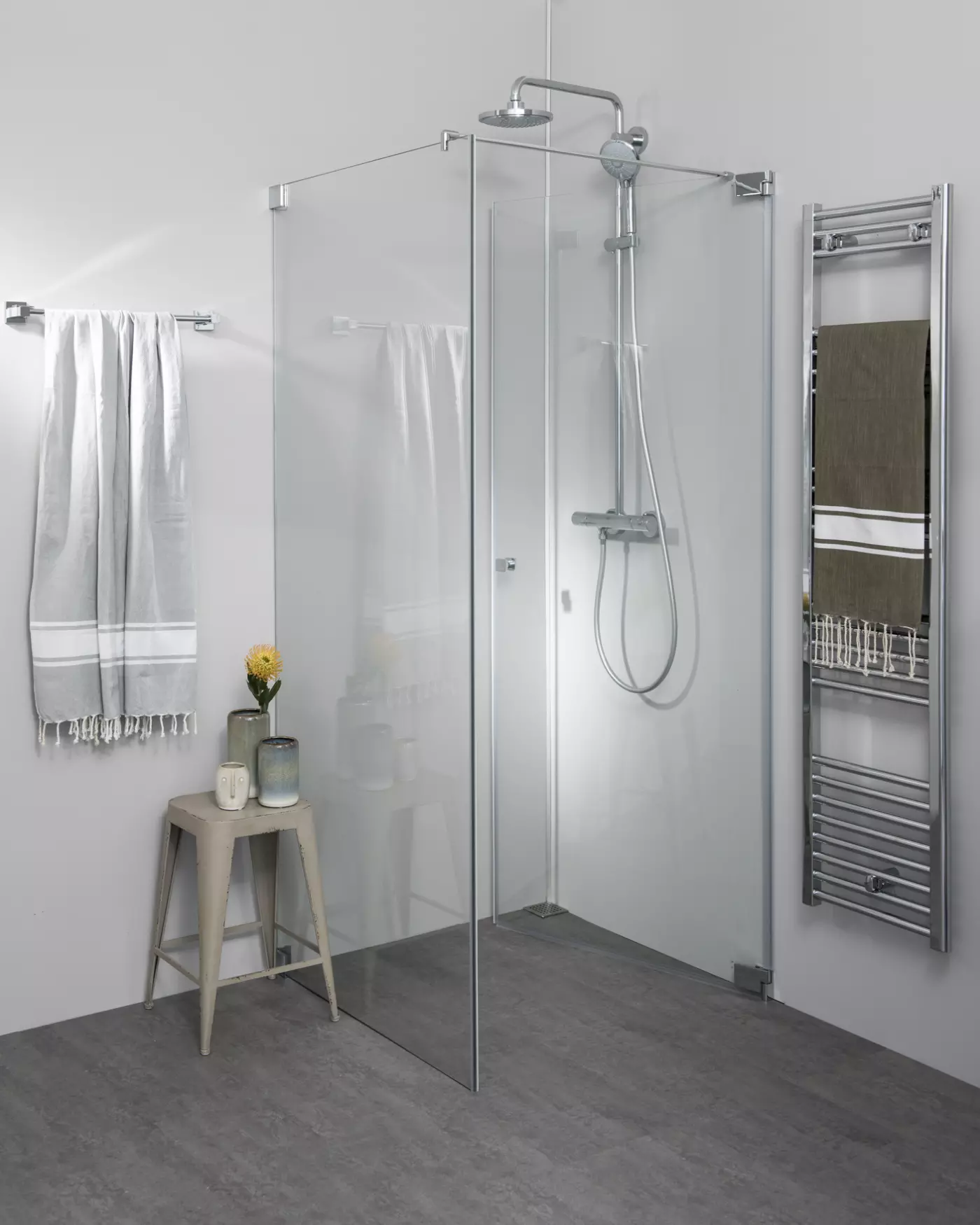 Eck Duschkabine mit Pendeltür an Wand und Festwand