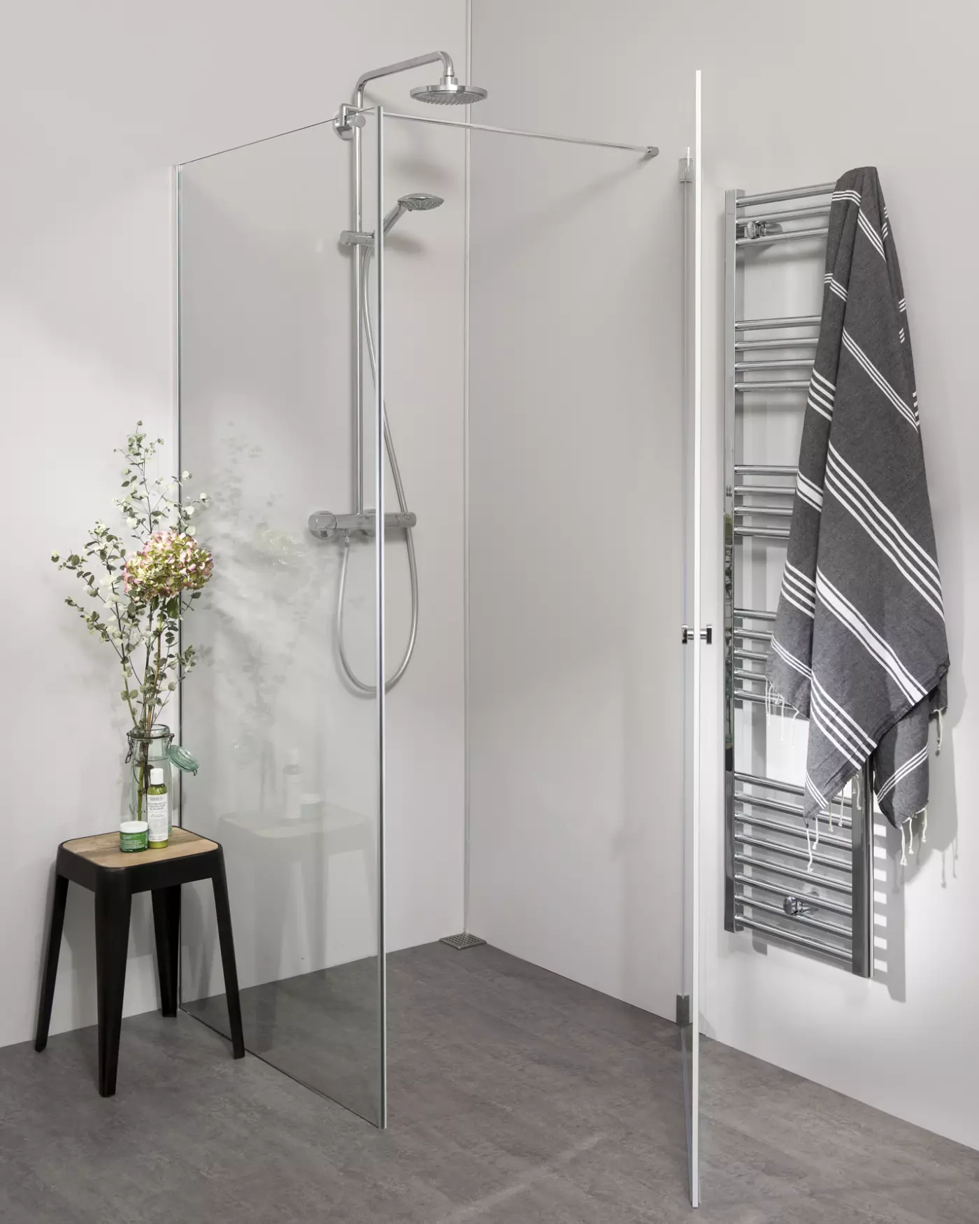 Teilgerahmte Eckdusche 100x80 Pendeltür an Wand und Festwand & Duschwanne