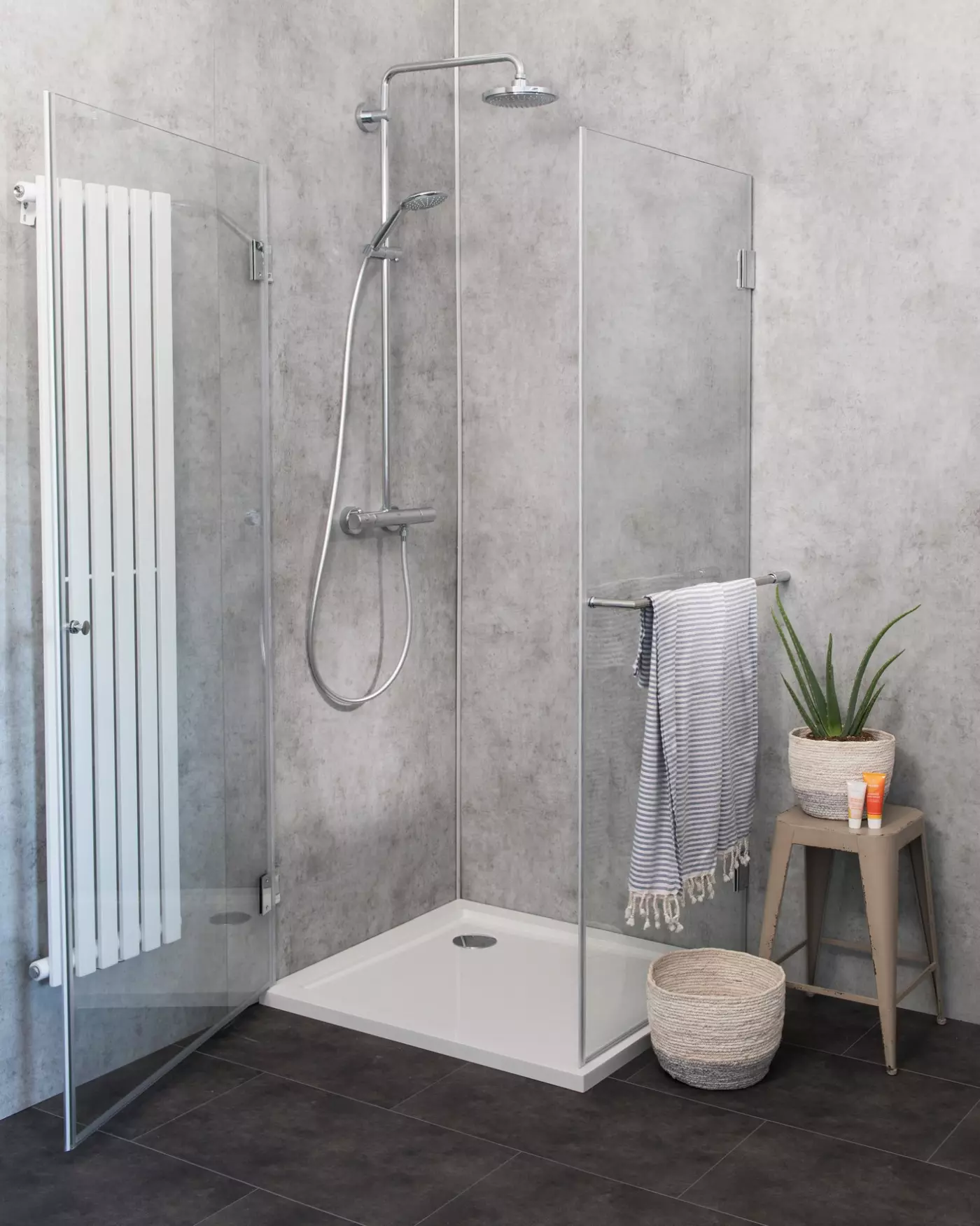 Eckdusche 90x80 mit Festwand, Tür an Wand & Duschwanne