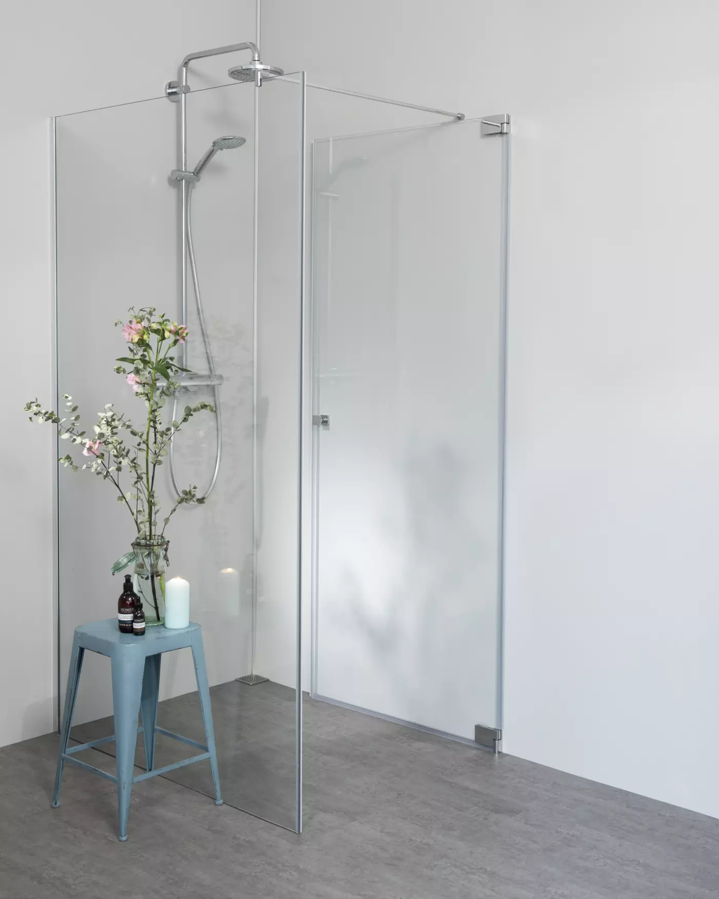 Teilgerahmte Eckdusche mit Pendeltür an Wand und Festwand 120cm