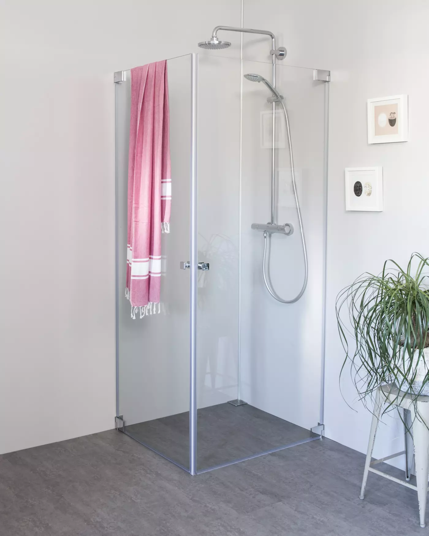 Eck Duschkabine mit 2 Pendeltüren an Wand, Sondermaße