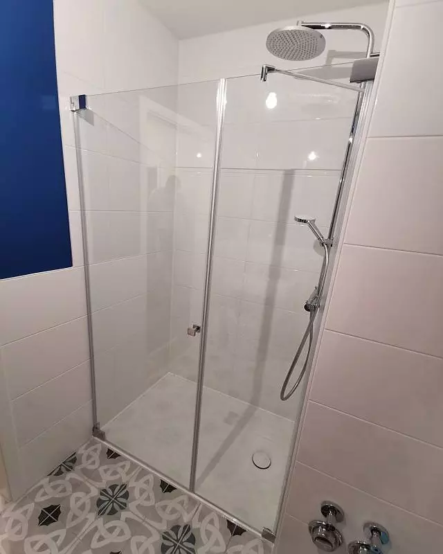 Nischendusche nach Maß aus Glas  M1Nab100 auf weißer Duschwanne Bodenfliesen Dekor