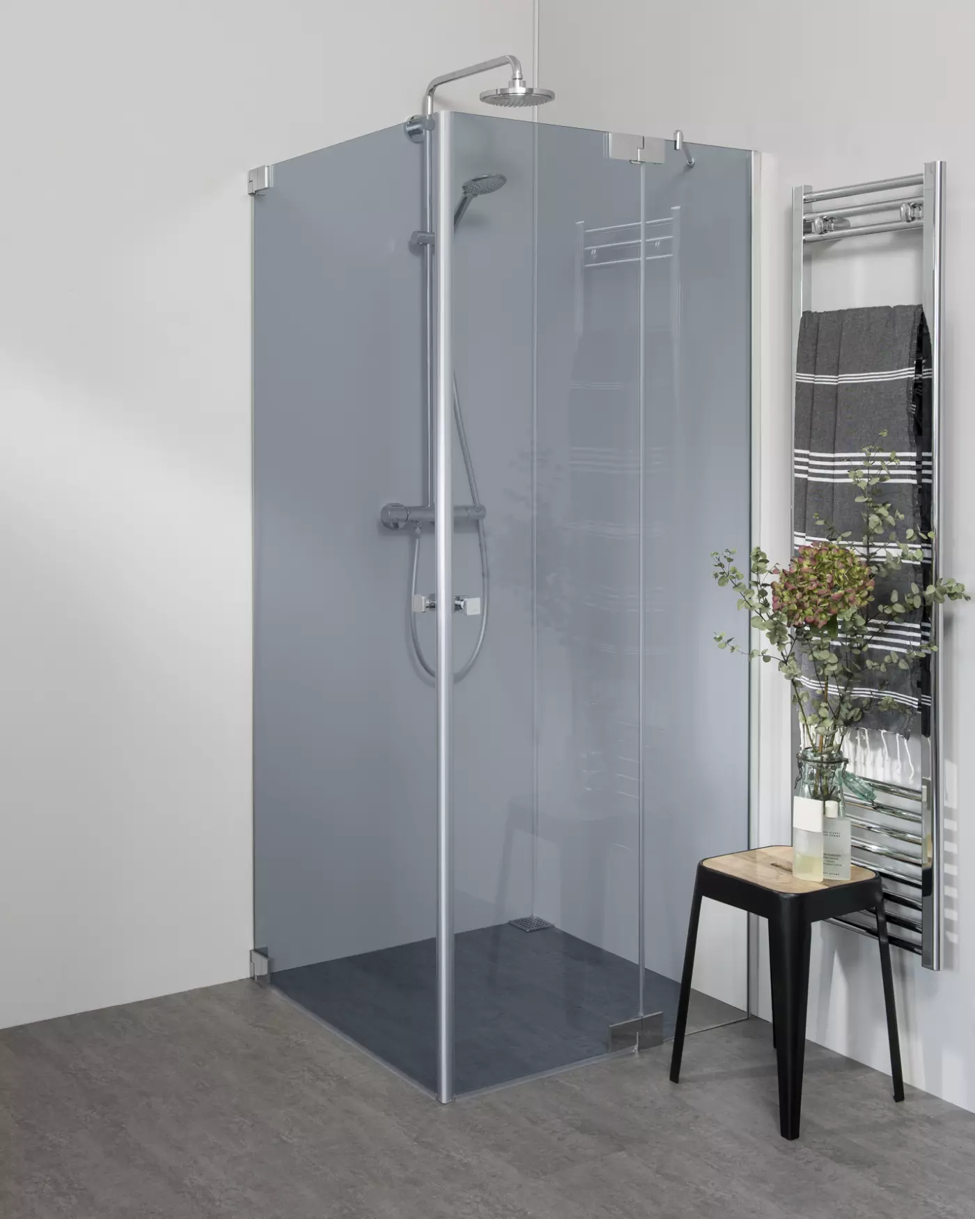 Teilgerahmte Eckdusche mit Pendeltür an Wand & Pendeltür an Festteil nach Maß