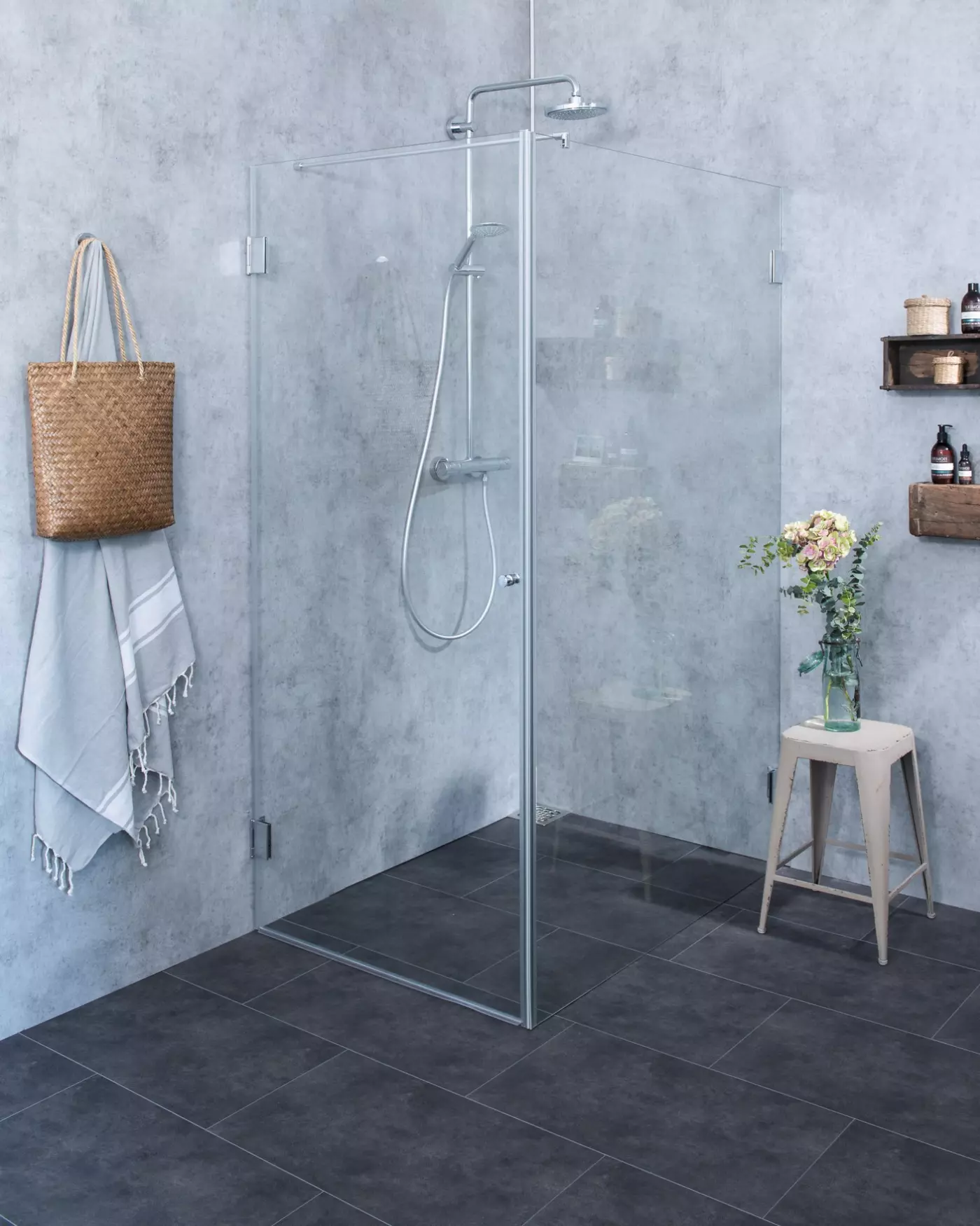 Große Eckdusche mit Festwand & Tür an Wand