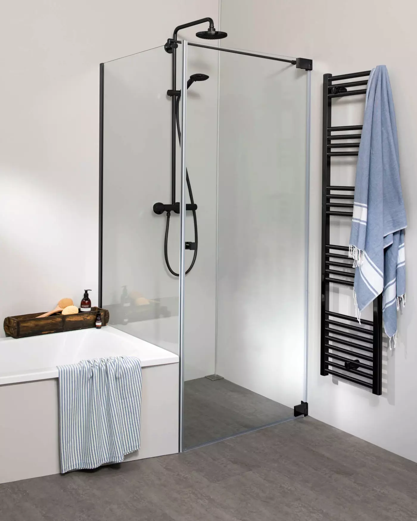Teilgerahmte Eck Duschkabine mit verkürzter Festwand neben Badewanne und Pendeltür an Wand