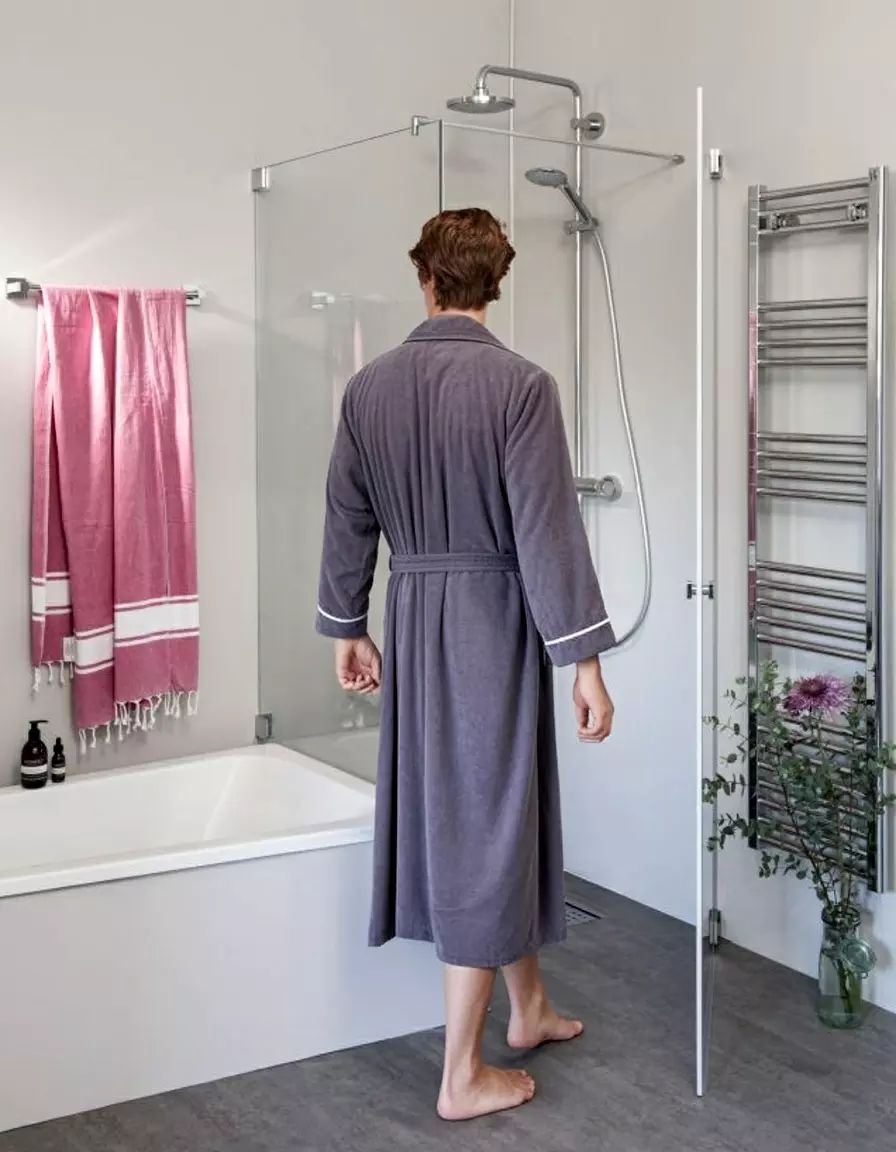 Eck Duschkabine mit verkürzter Festwand neben Badewanne und Pendeltür an Wand