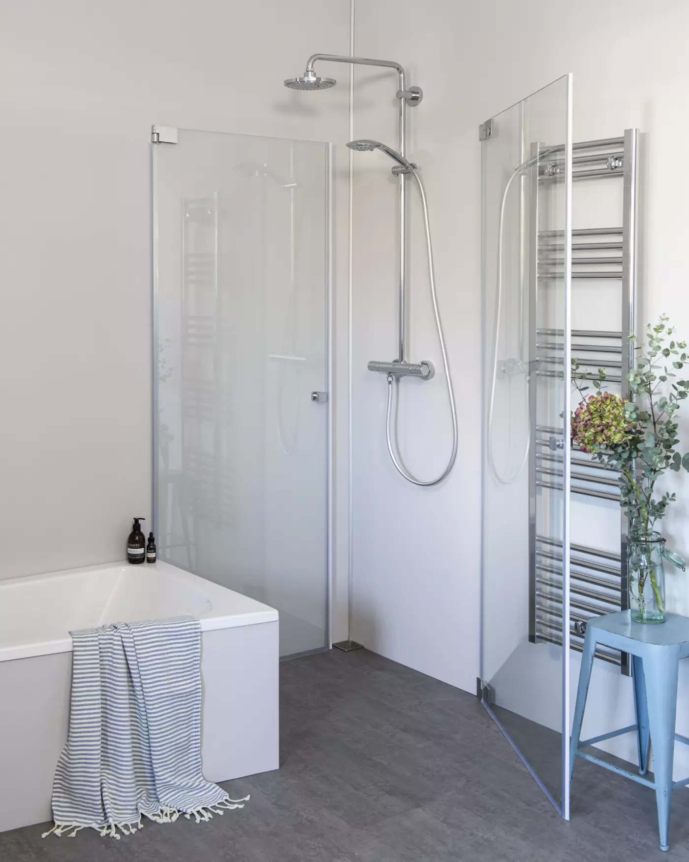 Eck Duschkabine neben Badewanne mit 2 Pendeltüren an Wand, Sondermaße