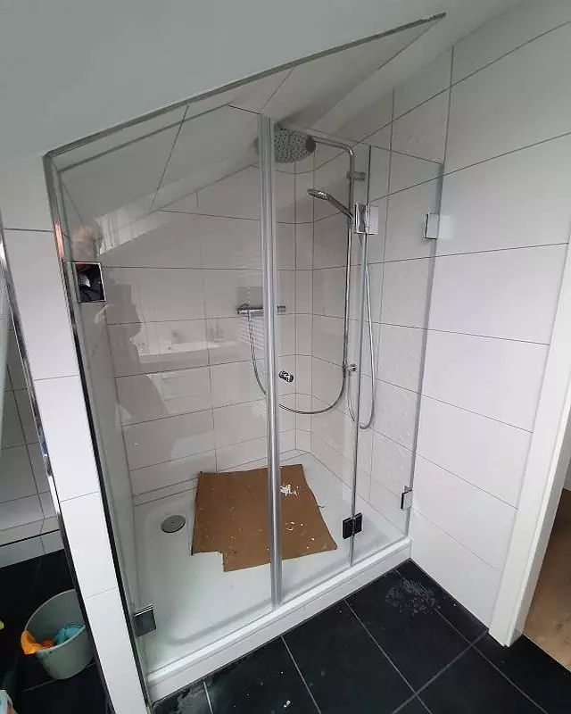 Nischentür aus Glas F1Nab100 mit Schrägschnitt für Dachschräge vor weiß gefliester Wand
