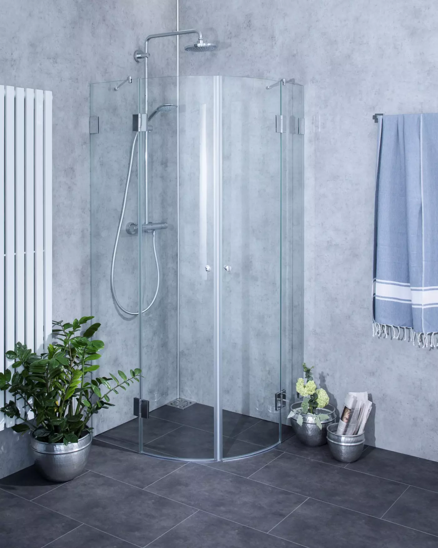 Viertelkreis-Dusche mit 2 Türen an Festteilen