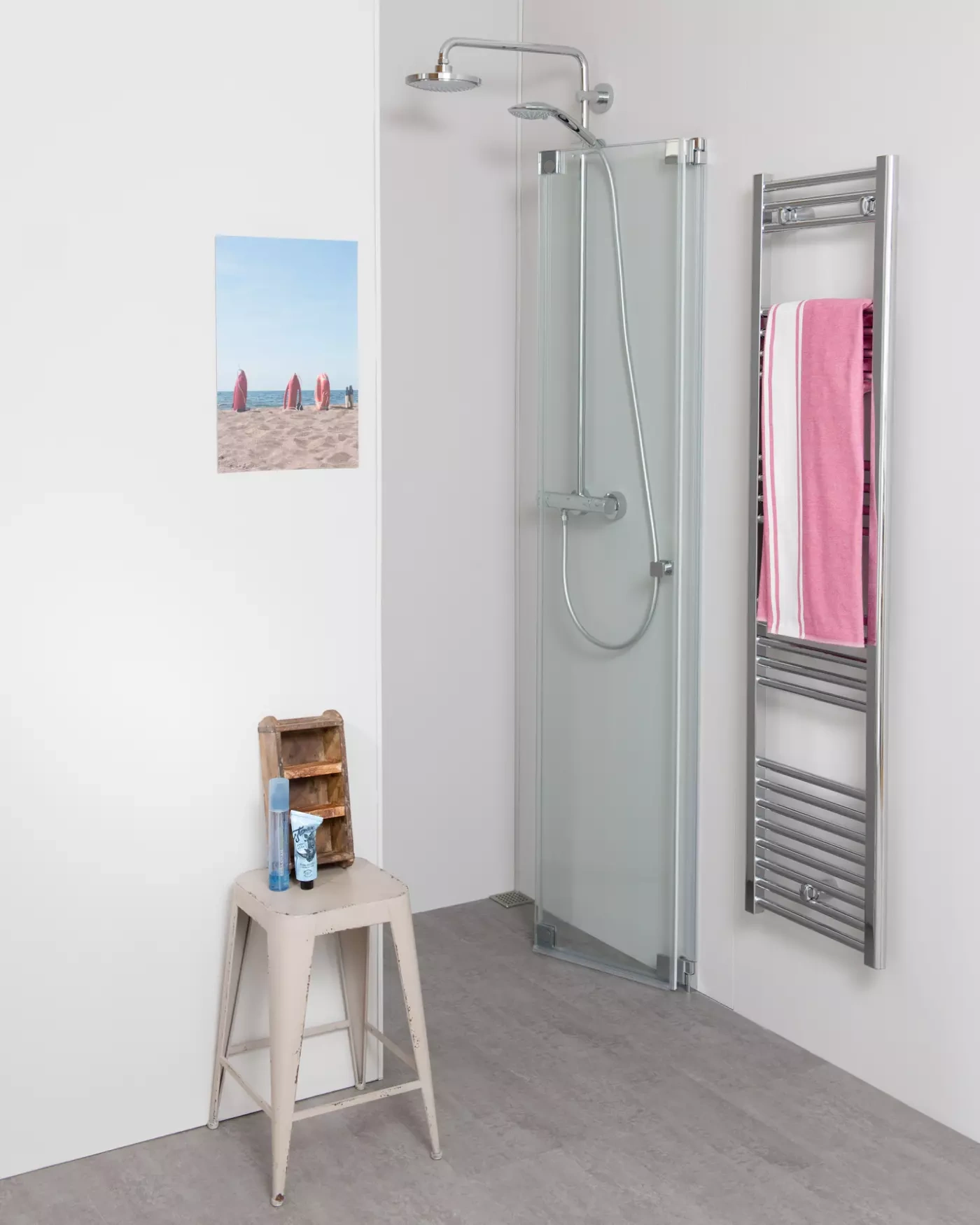 Nischendusche mit Falttür an Wand, Sondermaße