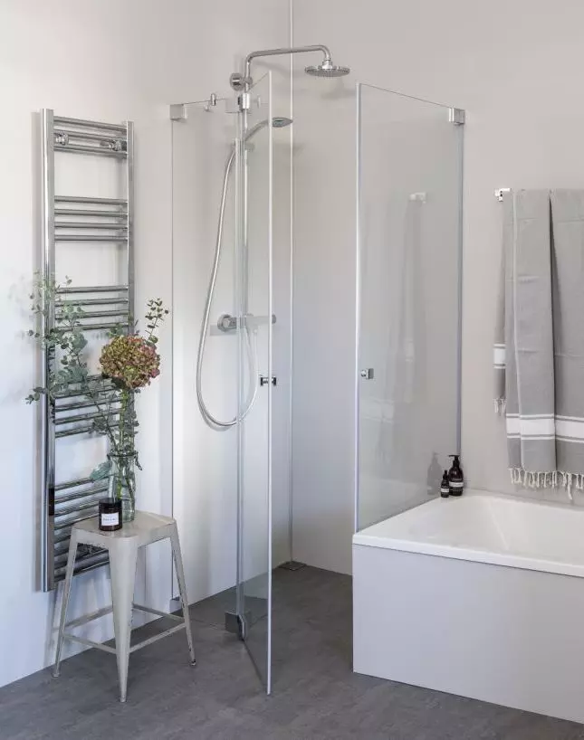Eck Duschkabine neben Badewanne mit zwei Pendeltüren