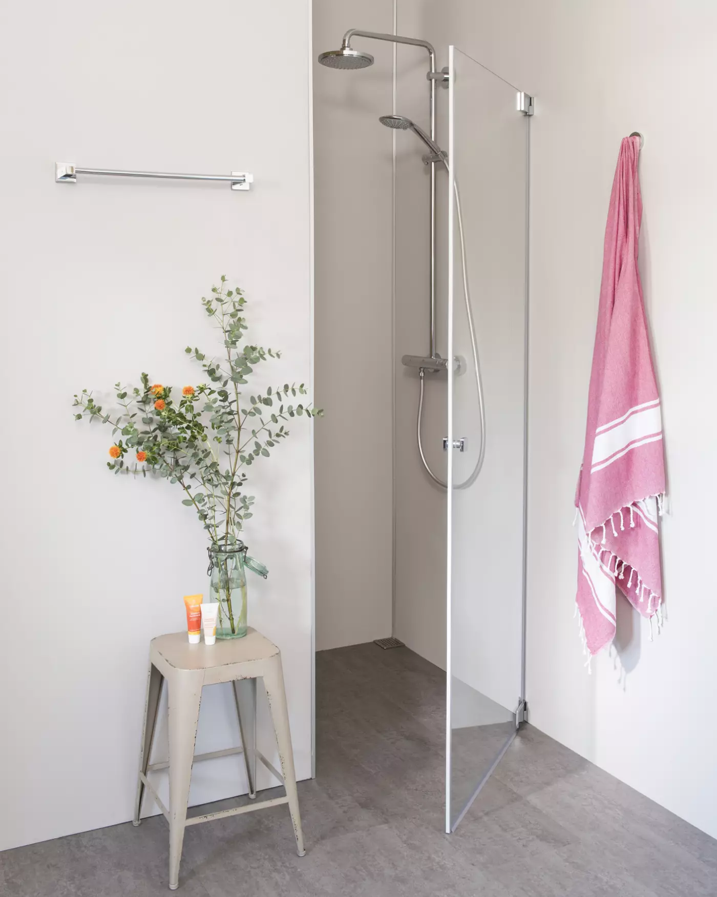 Nischendusche mit Pendeltür an Wand
