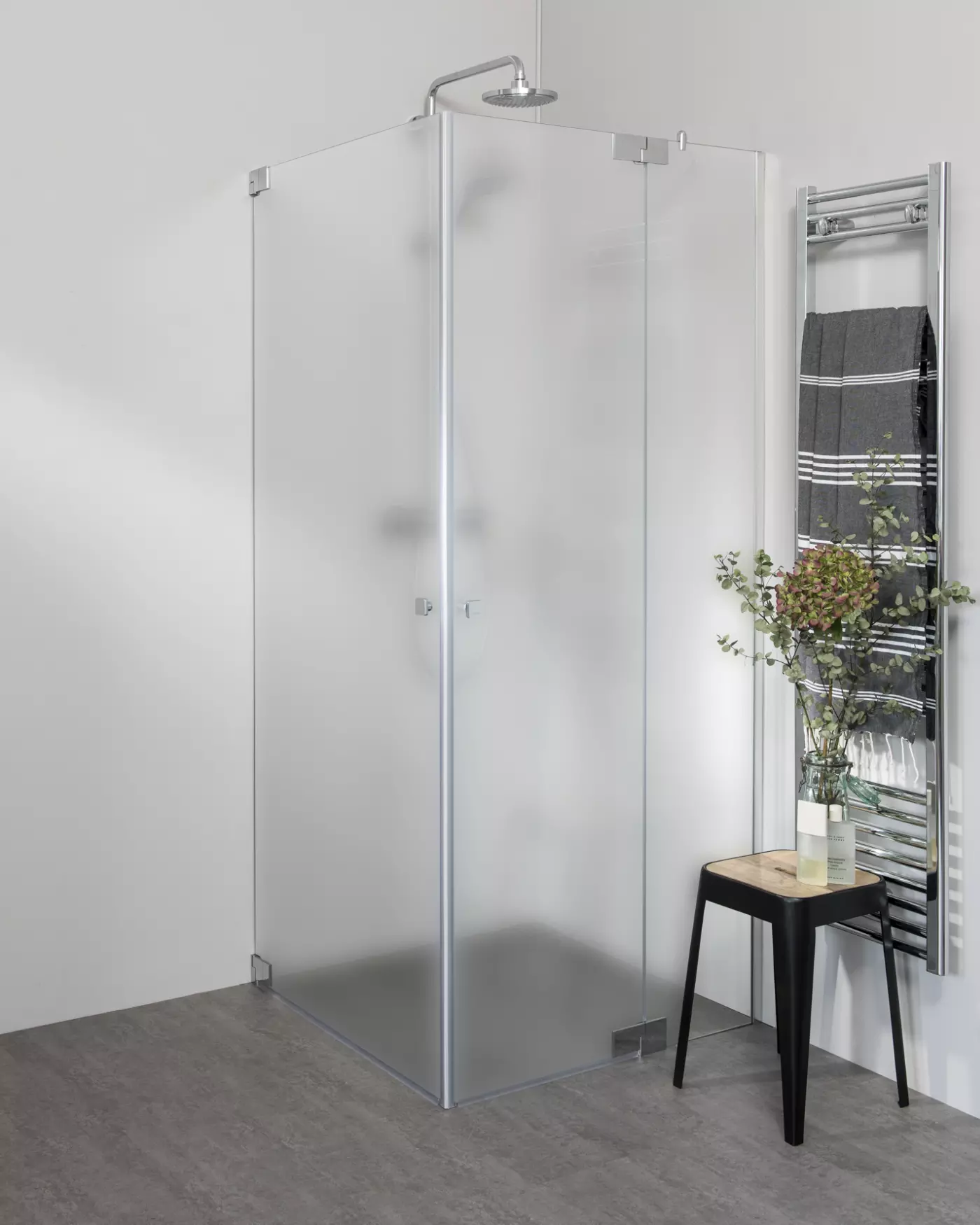 Teilgerahmte Eckdusche mit Pendeltür an Wand & Pendeltür an Festteil nach Maß