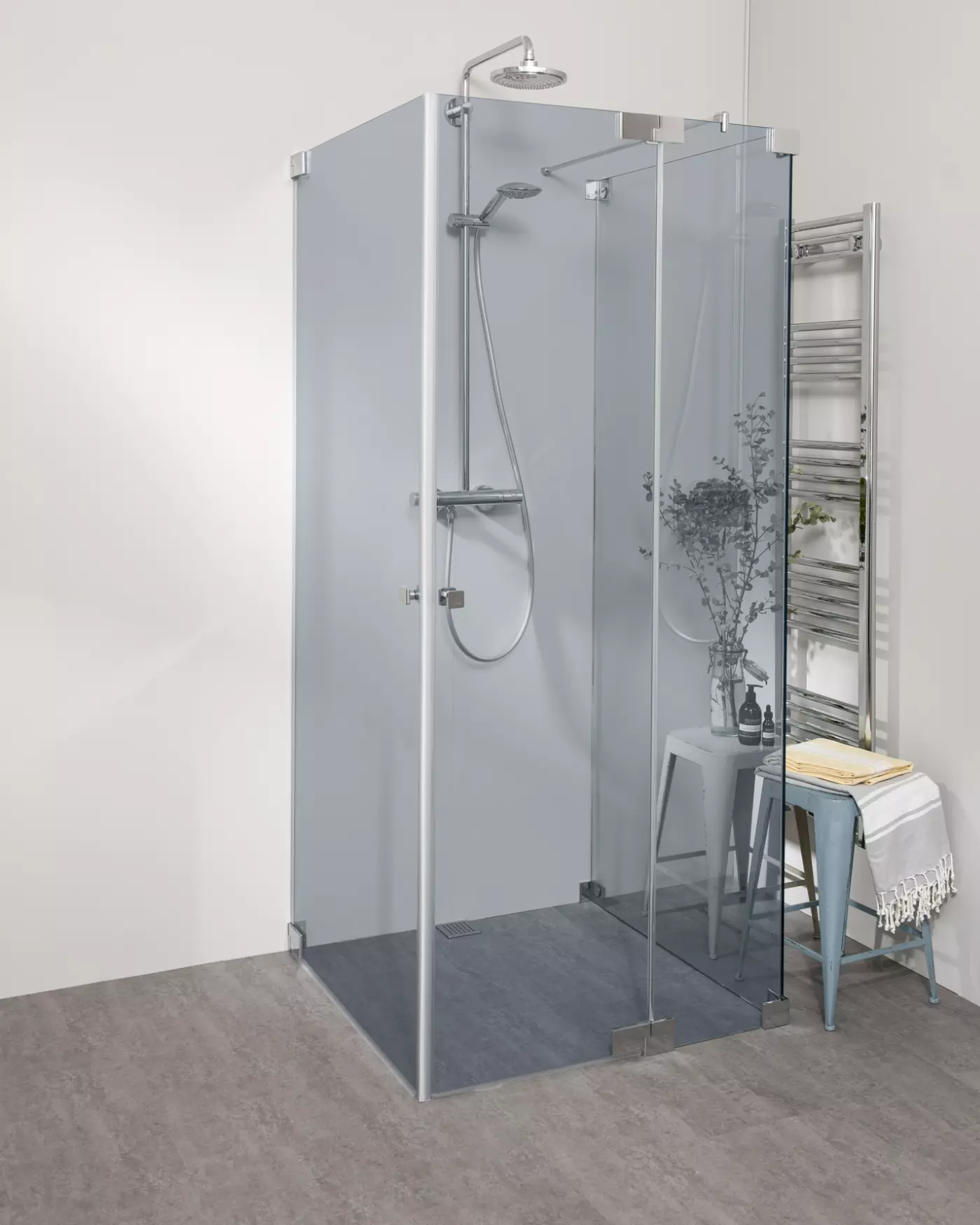 Duschkabine U Form neben Badewanne mit 2 Pendeltüren & Festwand nach Maß
