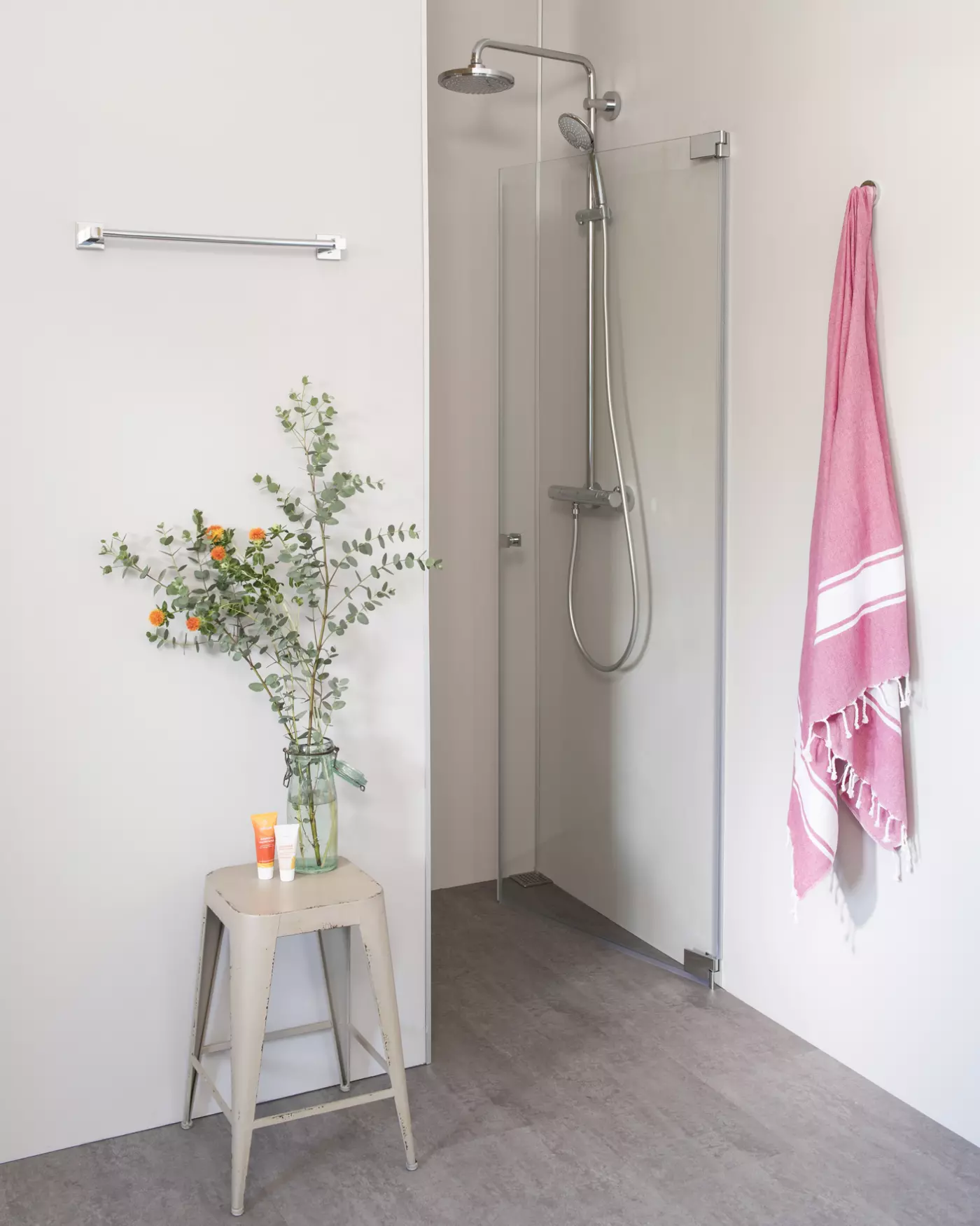 Nischendusche mit Pendeltür an Wand