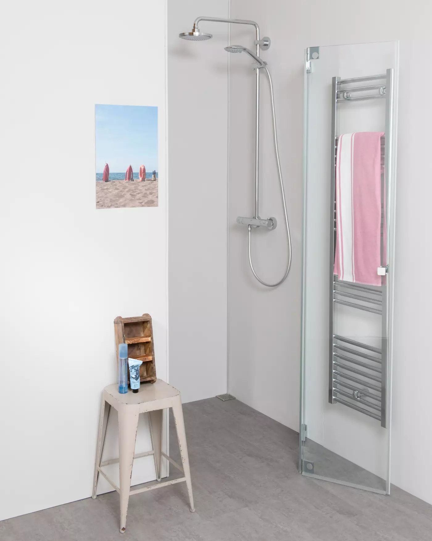 Nischendusche mit Falttür an Wand nach Maß