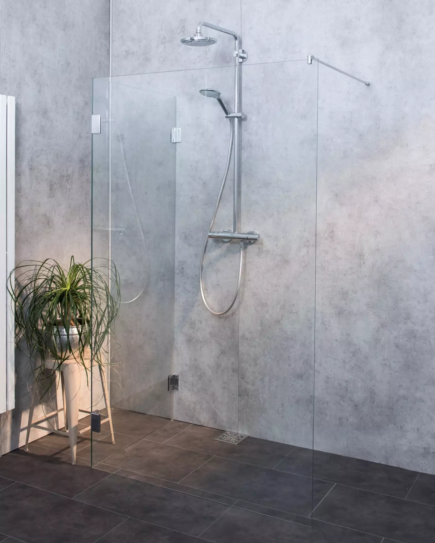 Bündige Walk-in Dusche mit zwei Glaswänden über Eck