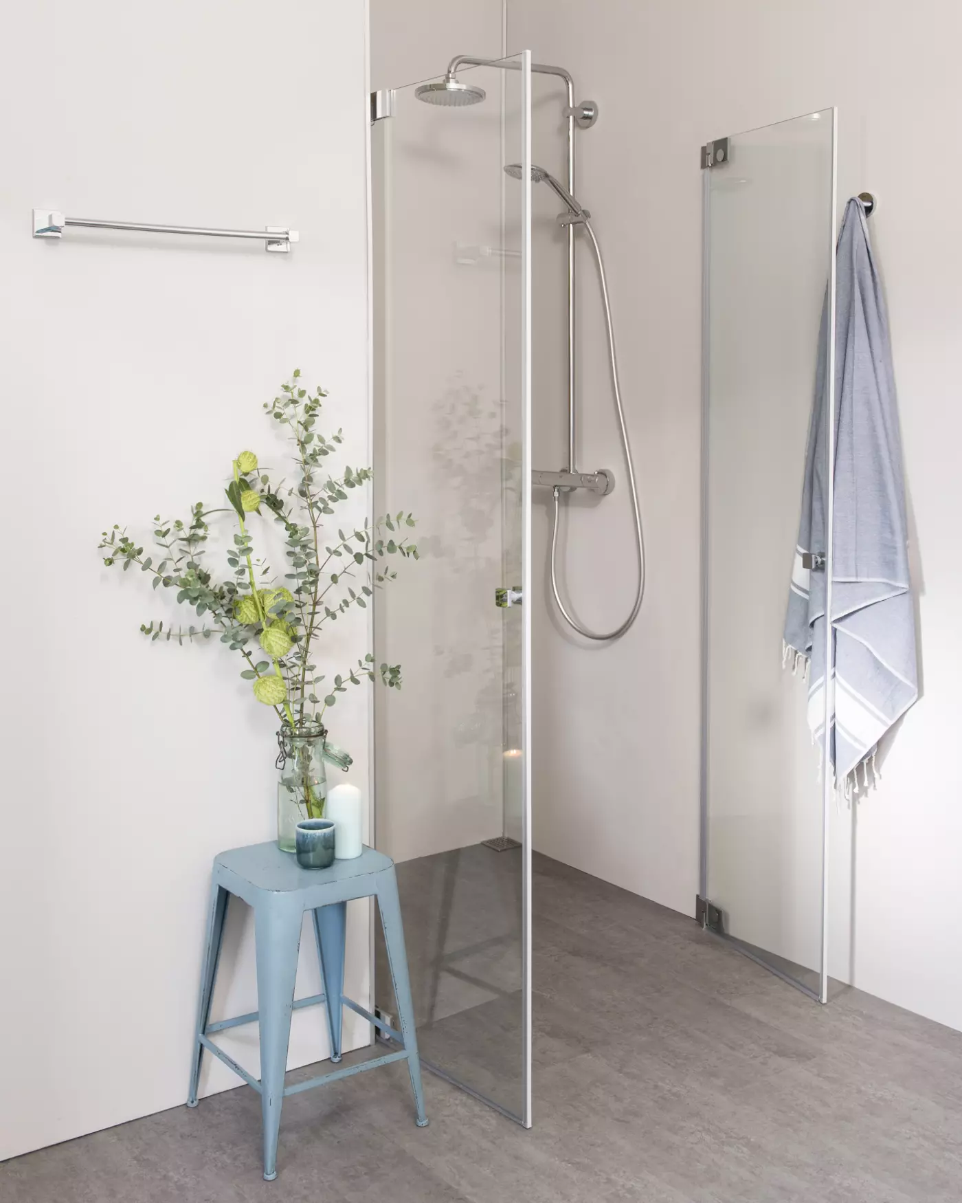 Nischendusche mit Doppelpendeltür an Wand nach Maß