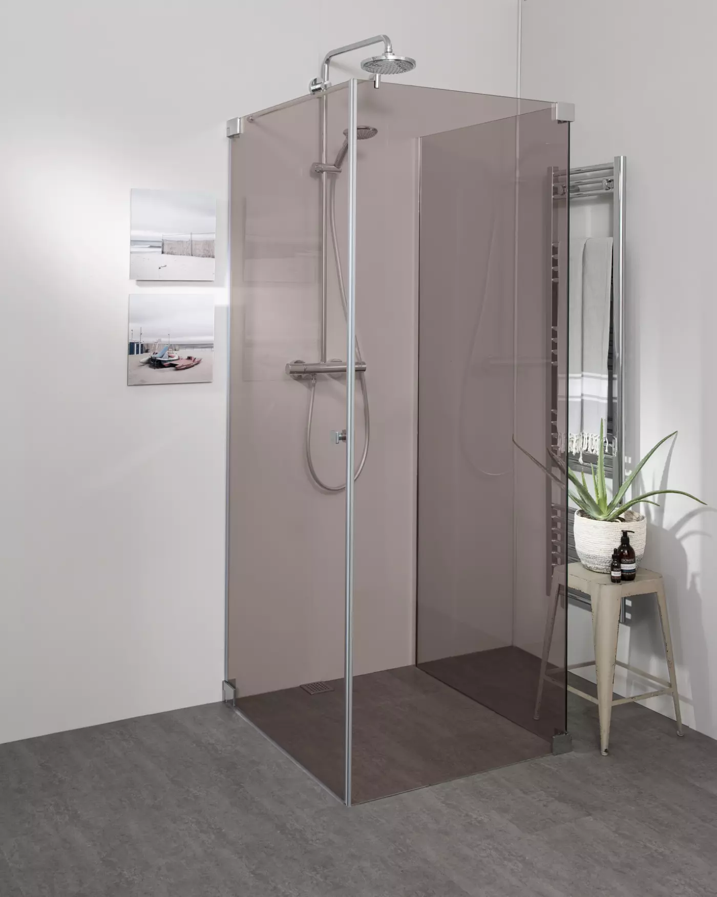 Teilgerahmte U Form Dusche mit Pendeltür an Wand Maßanfertigung